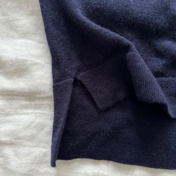 GAP Woman’s Sweater - Picture 9 of 10